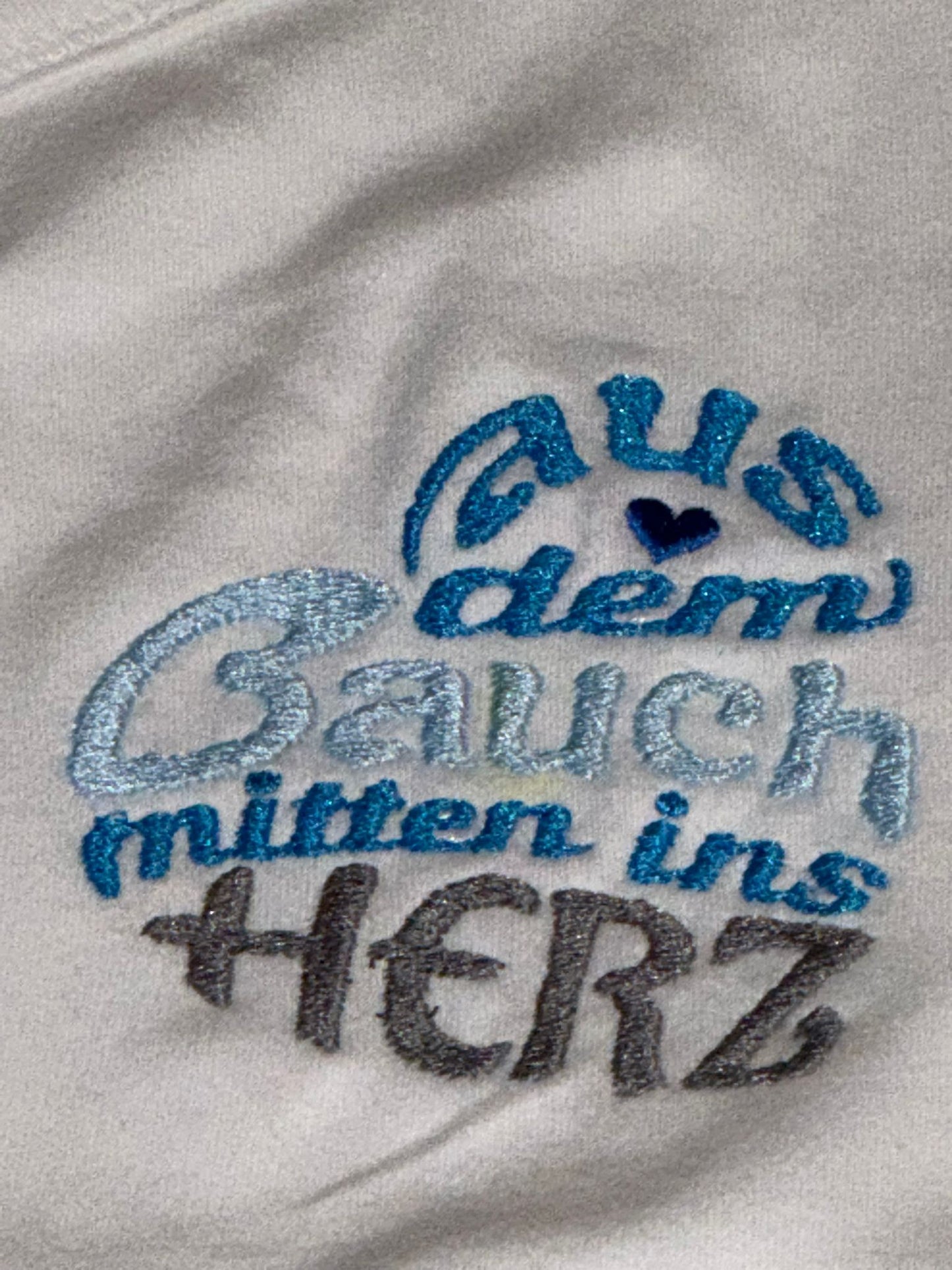 Bestickter Babybody "aus dem Bauch mitten ins Herz"