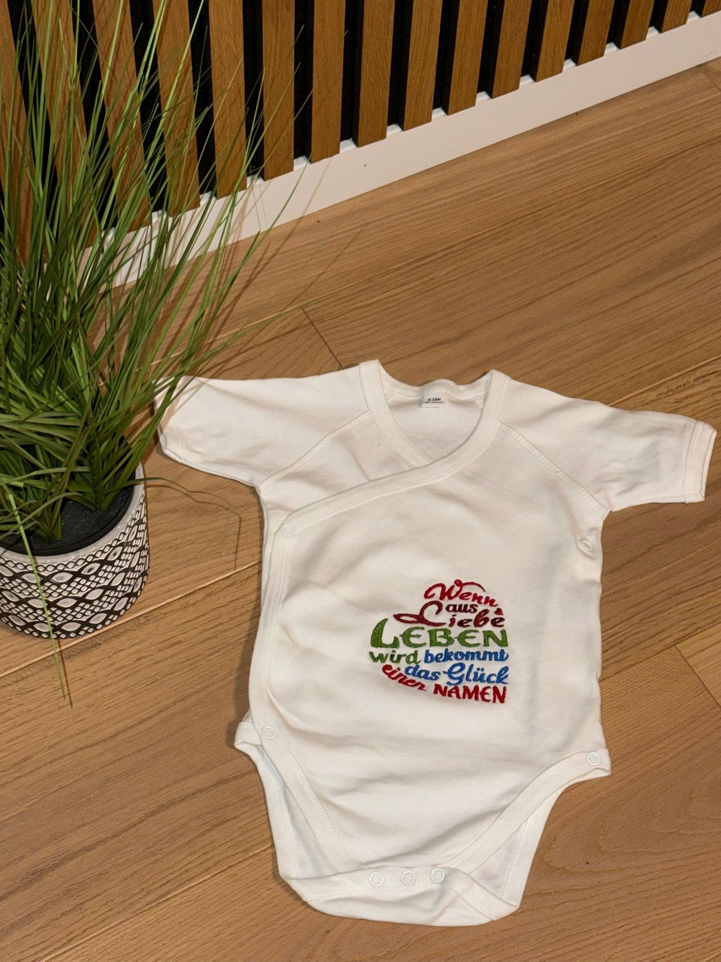 Bestickter Babybody "Wenn aus Liebe Leben wird bekommt das Glück einen Namen"